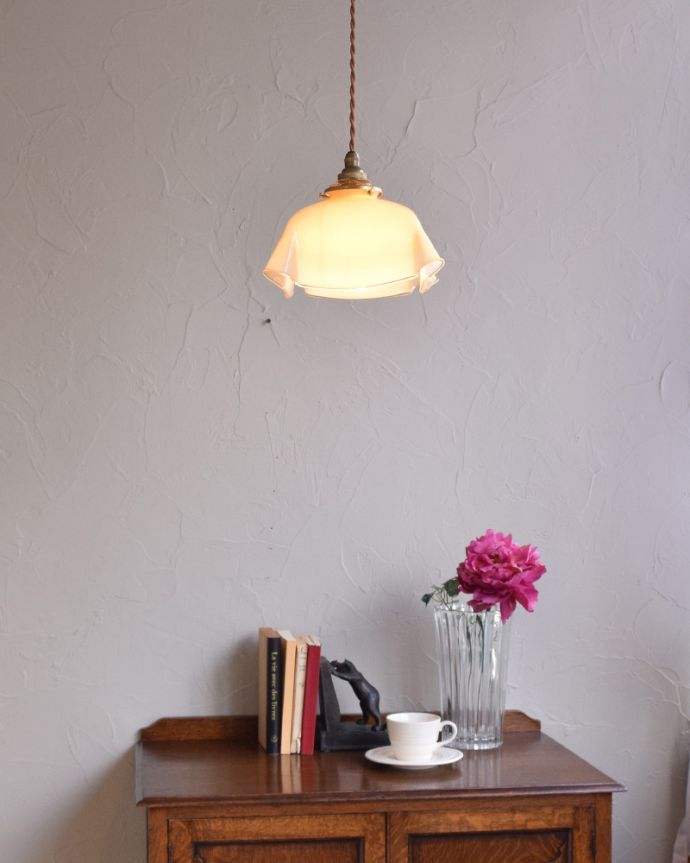 ペンダントライト　照明・ライティング　ガラスシェードのアンティークペンダントライト（コード・シャンデリア電球・ギャラリーA付き）。あたたかい光がお部屋を包み込みます。(x-842-z)