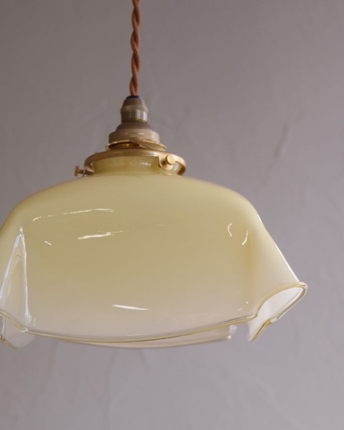 ペンダントライト　照明・ライティング　ガラスシェードのアンティークペンダントライト（コード・シャンデリア電球・ギャラリーA付き）。シェードは、アンティークのため、誤差があったり、キズ、汚れが入っている場合もあります。(x-842-z)
