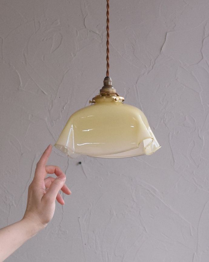 ペンダントライト　照明・ライティング　ガラスシェードのアンティークペンダントライト（コード・シャンデリア電球・ギャラリーA付き）。アンティークのガラスは、光を通すとなんとも言えないステキな雰囲気でお部屋を照らしてくれます。(x-842-z)