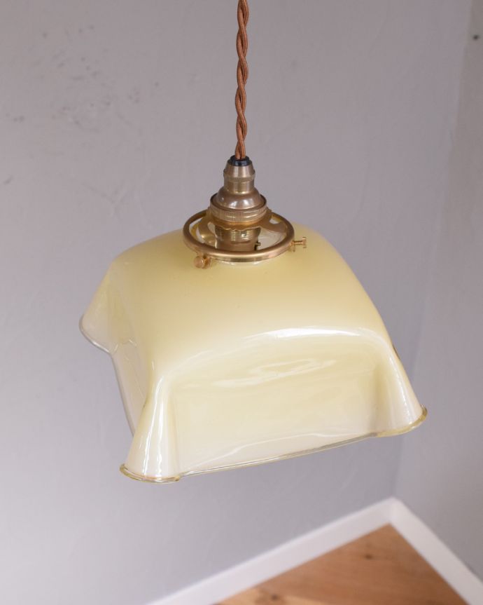 ペンダントライト　照明・ライティング　ガラスシェードのアンティークペンダントライト（コード・シャンデリア電球・ギャラリーA付き）。上から見るとこんな感じです。(x-842-z)