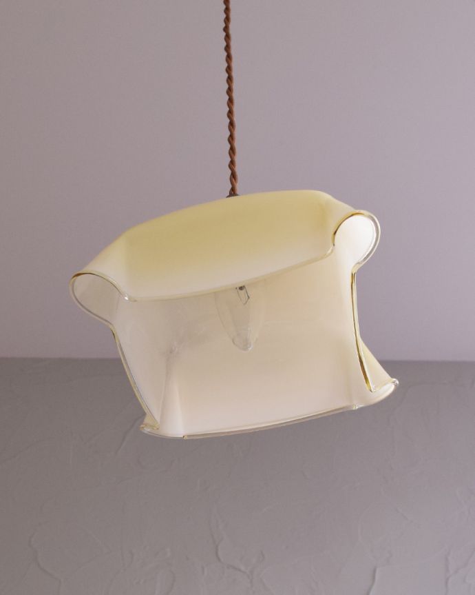 ペンダントライト　照明・ライティング　ガラスシェードのアンティークペンダントライト（コード・シャンデリア電球・ギャラリーA付き）。下から見上げると、チラッと電球が見えます。(x-842-z)