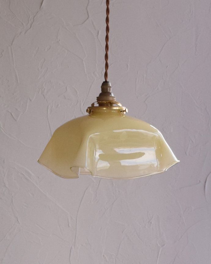 ペンダントライト　照明・ライティング　ガラスシェードのアンティークペンダントライト（コード・シャンデリア電球・ギャラリーA付き）。【 シェードのサイズ 】幅18×奥行19×高さ11.5cmコードは50、80cm以外にも、ご希望の長さで加工してお届けします。(x-842-z)