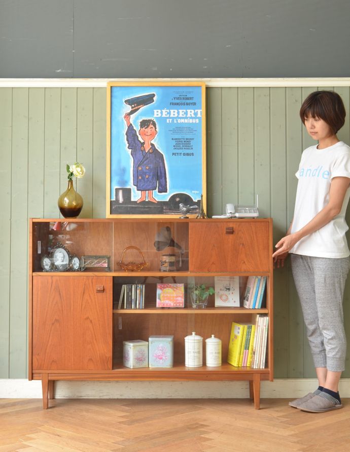 アンティークのキャビネット　アンティーク家具　収納たっぷりのヴィンテージ家具、ネイサン社のガラスキャビネット（ショーケース）。リビングの電話台にもオススメです。(x-843-f)