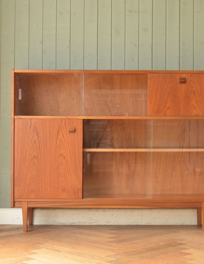 アンティークのキャビネット　アンティーク家具　収納たっぷりのヴィンテージ家具、ネイサン社のガラスキャビネット（ショーケース）。北欧家具のお部屋にピッタリ！男女ともに人気のシンプルでスタイリッシュなインテリアです。(x-843-f)