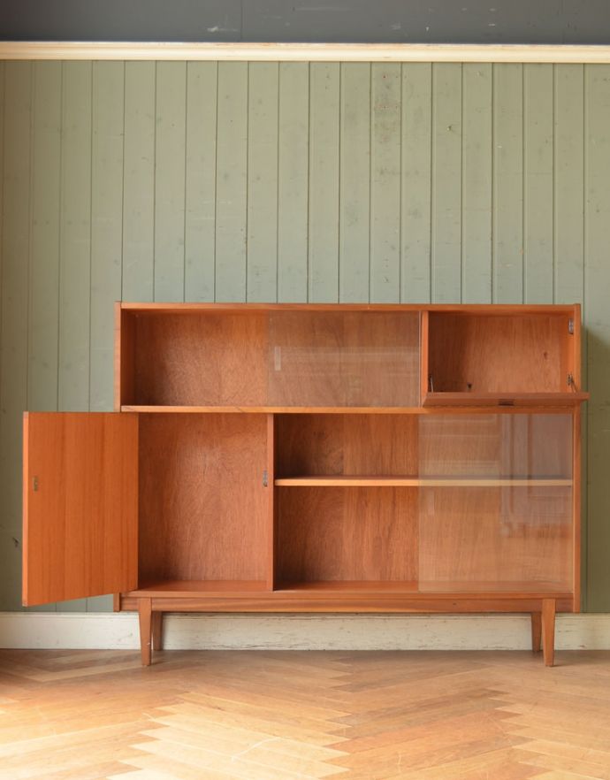 アンティークのキャビネット　アンティーク家具　収納たっぷりのヴィンテージ家具、ネイサン社のガラスキャビネット（ショーケース）。棚板が付いているのできちんと整理整頓ができます。(x-843-f)