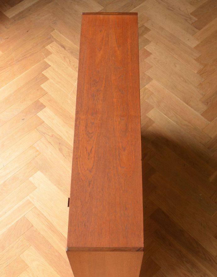 アンティークのキャビネット　アンティーク家具　収納たっぷりのヴィンテージ家具、ネイサン社のガラスキャビネット（ショーケース）。天板もキレイに塗装を仕上げました。(x-843-f)