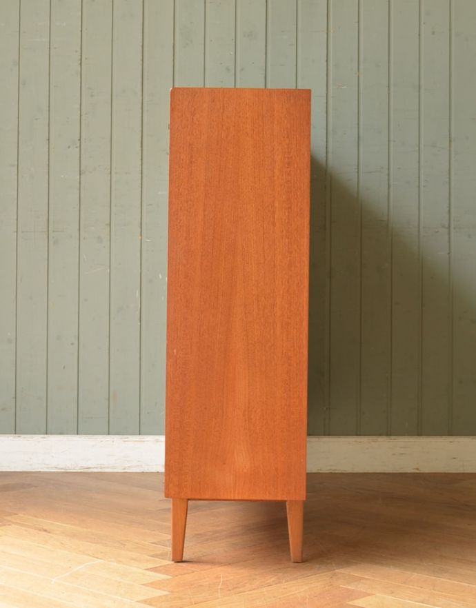 アンティークのキャビネット　アンティーク家具　収納たっぷりのヴィンテージ家具、ネイサン社のガラスキャビネット（ショーケース）。サイドから見てもキレイな状態です。(x-843-f)