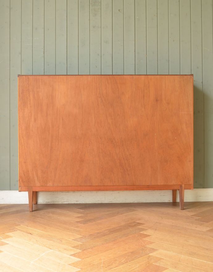 アンティークのキャビネット　アンティーク家具　収納たっぷりのヴィンテージ家具、ネイサン社のガラスキャビネット（ショーケース）。キチンとメンテナンスしてあるので、裏側もキレイです。(x-843-f)