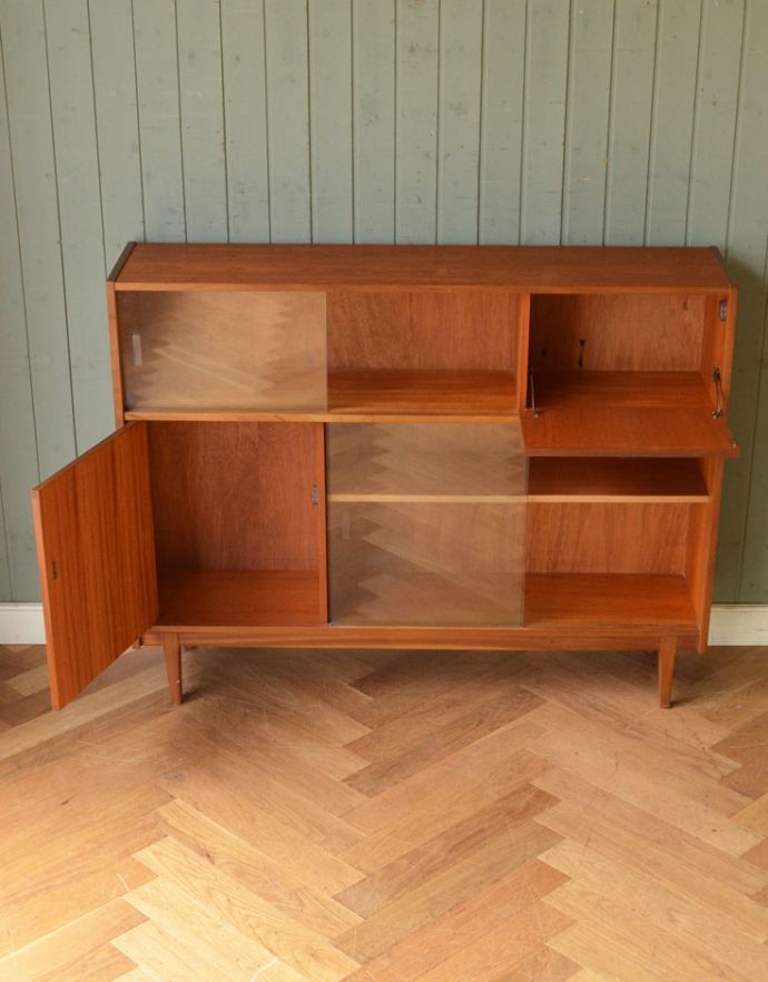 アンティークのキャビネット　アンティーク家具　収納たっぷりのヴィンテージ家具、ネイサン社のガラスキャビネット（ショーケース）。扉の中も、ボディと同じチーク材の色味で統一されています。(x-843-f)