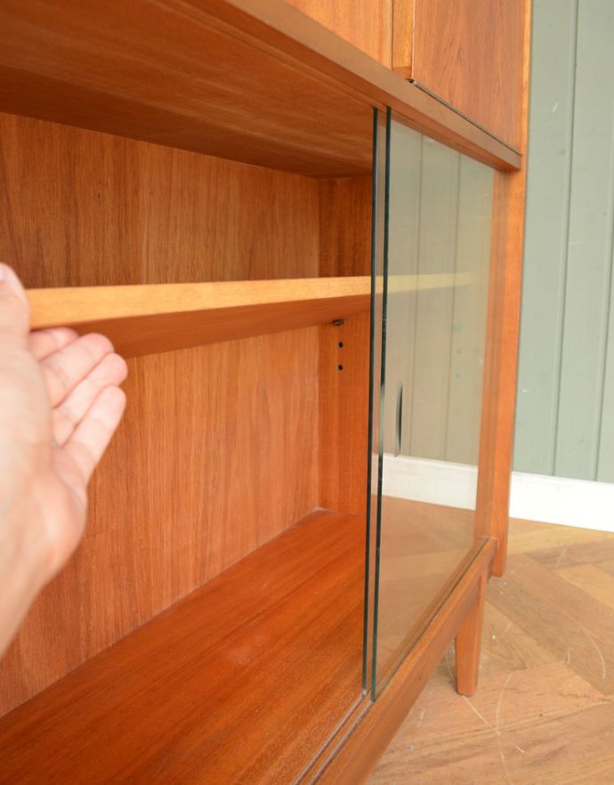 アンティークのキャビネット　アンティーク家具　収納たっぷりのヴィンテージ家具、ネイサン社のガラスキャビネット（ショーケース）。棚板は可動します。(x-843-f)