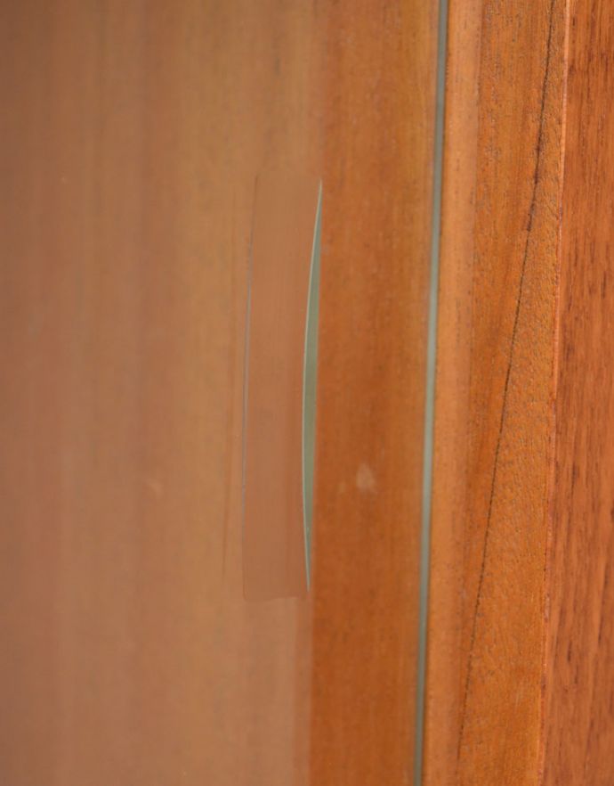 アンティークのキャビネット　アンティーク家具　収納たっぷりのヴィンテージ家具、ネイサン社のガラスキャビネット（ショーケース）。ガラスの引き戸は、彫り取っ手になっています。(x-843-f)