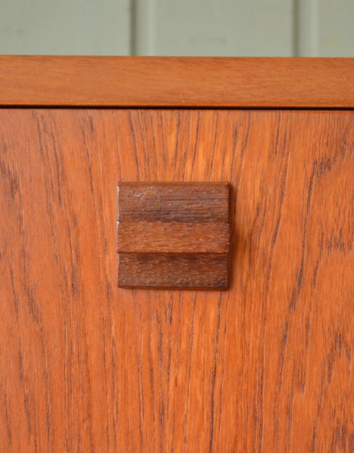 アンティークのキャビネット　アンティーク家具　収納たっぷりのヴィンテージ家具、ネイサン社のガラスキャビネット（ショーケース）。シンプルでカッコいい取っ手。(x-843-f)