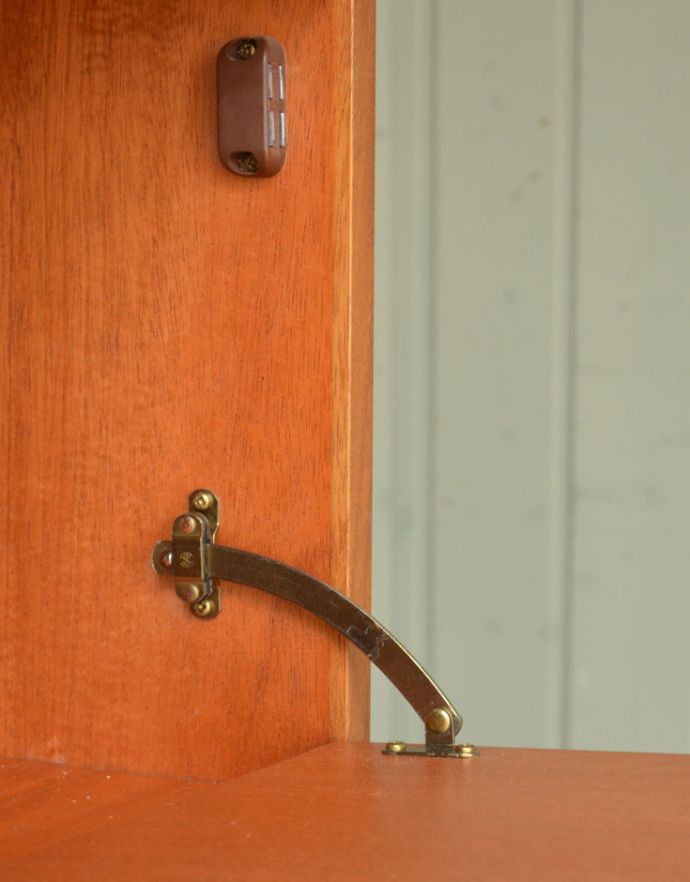 アンティークのキャビネット　アンティーク家具　収納たっぷりのヴィンテージ家具、ネイサン社のガラスキャビネット（ショーケース）。一段目の扉は下開きのフラップ式になっています。(x-843-f)