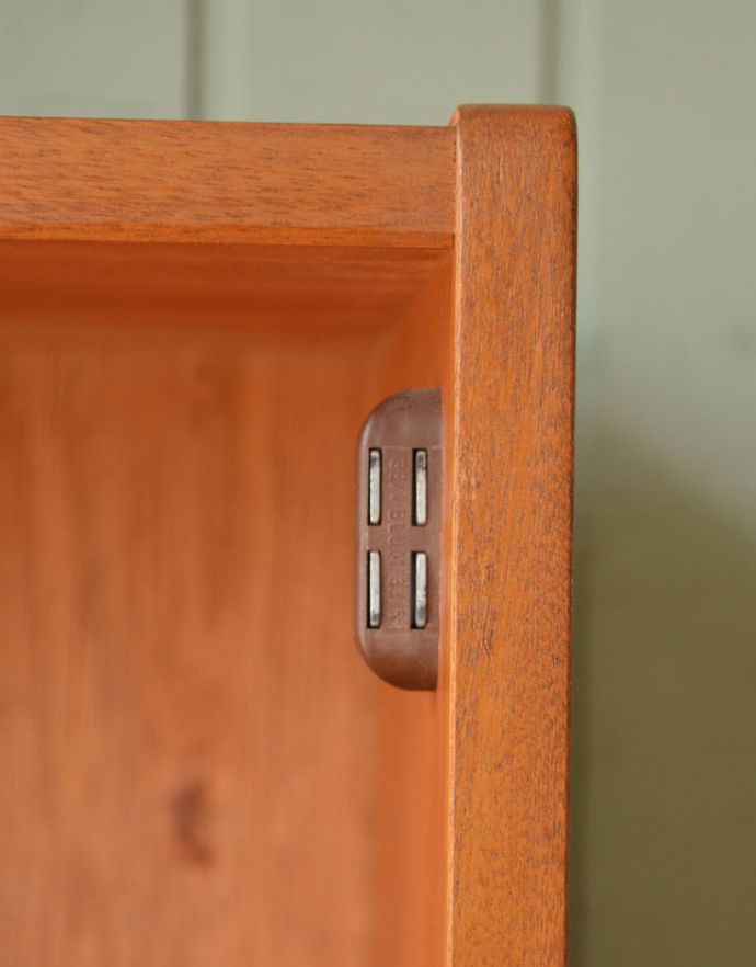 アンティークのキャビネット　アンティーク家具　収納たっぷりのヴィンテージ家具、ネイサン社のガラスキャビネット（ショーケース）。マグネットがついているので、扉をしっかりと閉めることができます。(x-843-f)