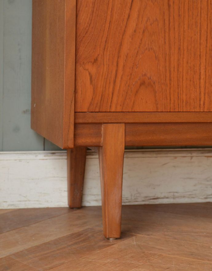 アンティークのキャビネット　アンティーク家具　収納たっぷりのヴィンテージ家具、ネイサン社のガラスキャビネット（ショーケース）。安定感のある脚がしっかり支えます。(x-843-f)