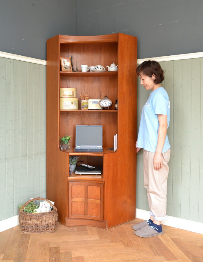 アンティークのキャビネット アンティーク家具 収納たっぷりのヴィンテージ家具、ネイサンのコーナーシェルフ。お部屋の角にすっぽり収まる飾り棚!コーナーのオシャレにいかが?(モデルの身長は163cmです)。(x-845-f)