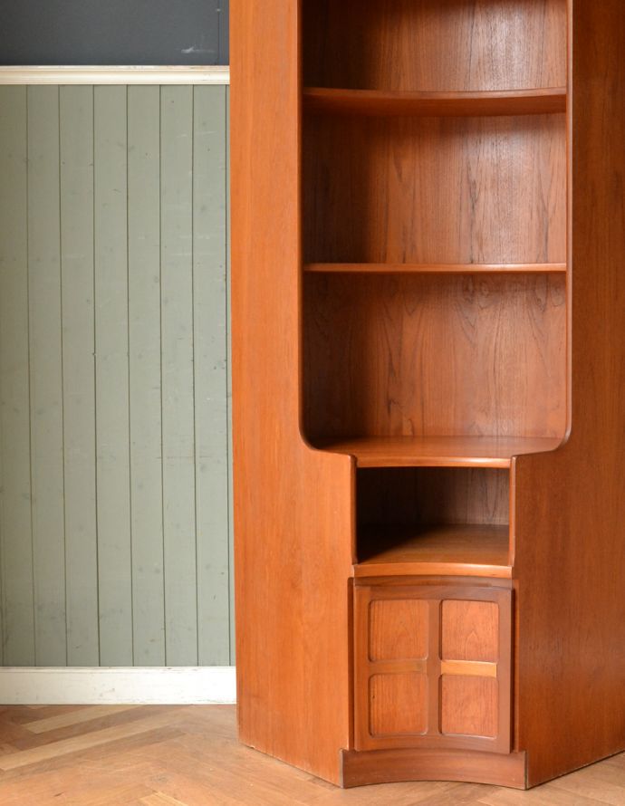 アンティークのキャビネット アンティーク家具 収納たっぷりのヴィンテージ家具、ネイサンのコーナーシェルフ。北欧家具のお部屋にピッタリ!男女ともに人気のシンプルでスタイリッシュなインテリアです。(x-845-f)