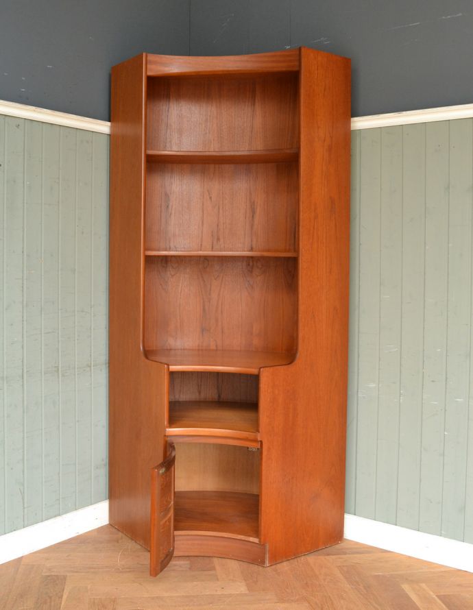 アンティークのキャビネット アンティーク家具 収納たっぷりのヴィンテージ家具、ネイサンのコーナーシェルフ。内側も茶色なので落ち着きがあってかっこいいです。(x-845-f)