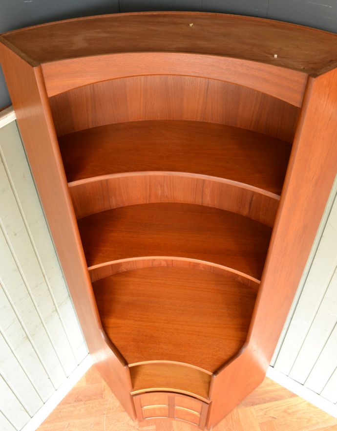 アンティークのキャビネット アンティーク家具 収納たっぷりのヴィンテージ家具、ネイサンのコーナーシェルフ。天板もピカピカにお直ししました。(x-845-f)