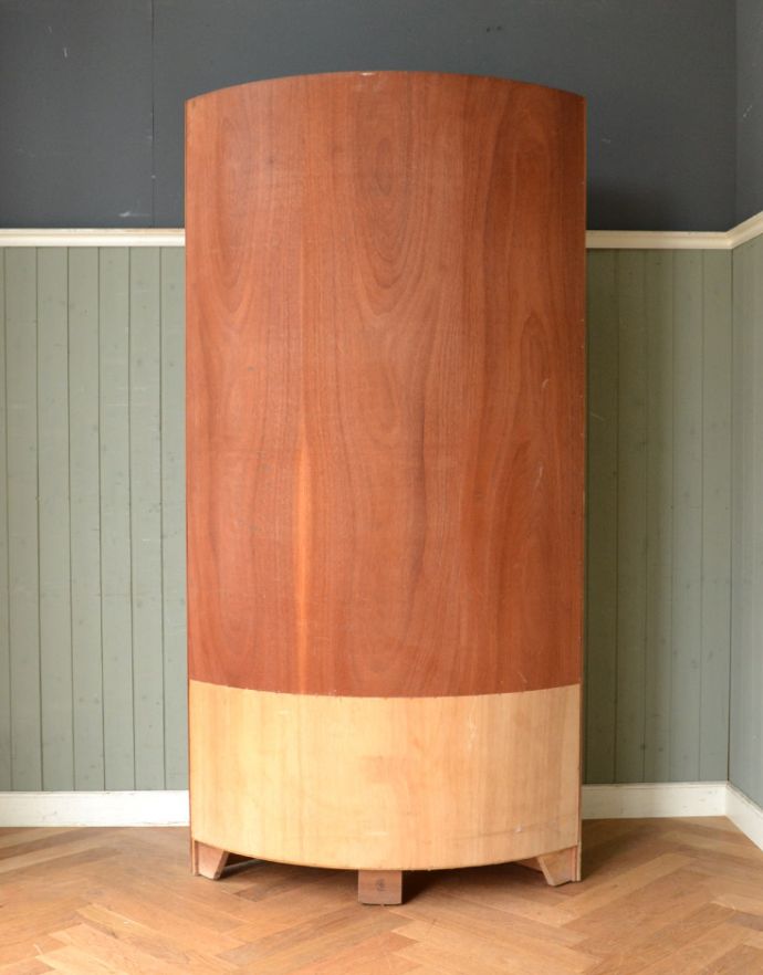 アンティークのキャビネット アンティーク家具 収納たっぷりのヴィンテージ家具、ネイサンのコーナーシェルフ。裏側もきちんとメンテナンスしているので、キレイな状態です。(x-845-f)