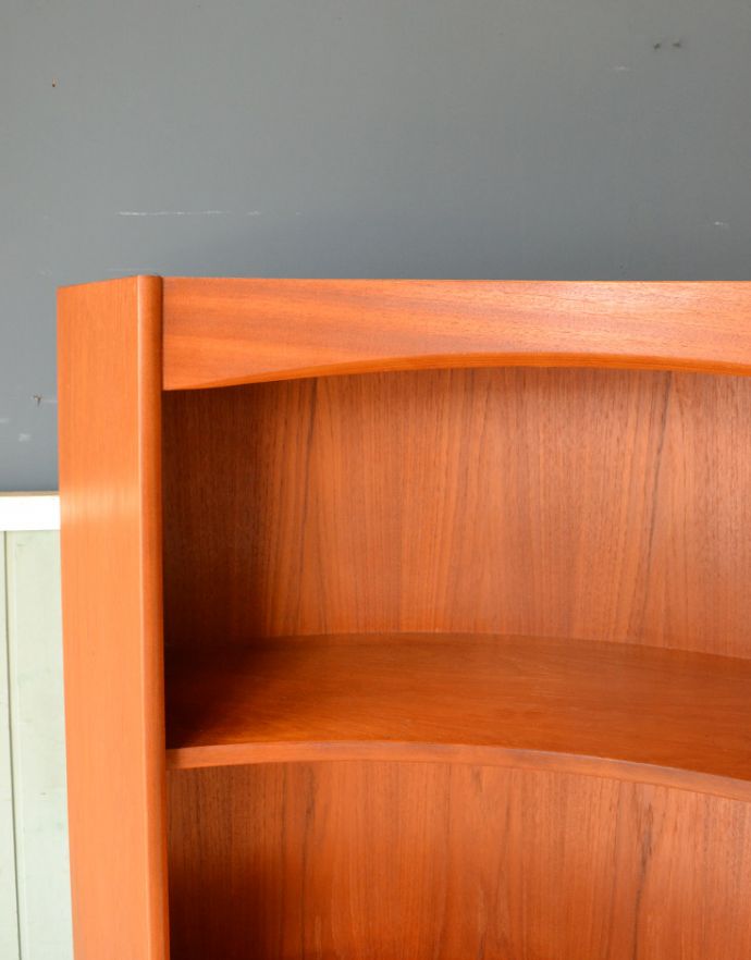 アンティークのキャビネット アンティーク家具 収納たっぷりのヴィンテージ家具、ネイサンのコーナーシェルフ。温かみのあるカラメルソース色です。(x-845-f)