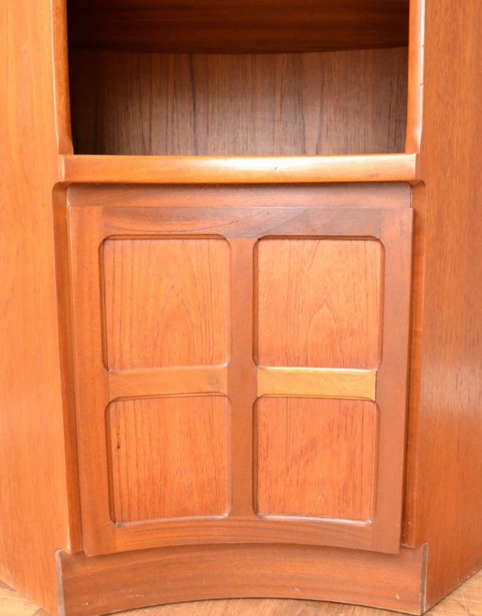 アンティークのキャビネット アンティーク家具 収納たっぷりのヴィンテージ家具、ネイサンのコーナーシェルフ。板戸は、彫がキレイに入っています。(x-845-f)