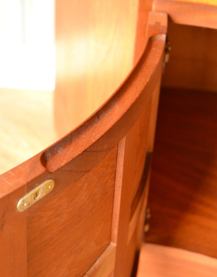 アンティークのキャビネット アンティーク家具 収納たっぷりのヴィンテージ家具、ネイサンのコーナーシェルフ。引きやすい扉の取っ手。(x-845-f)