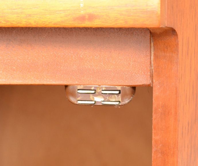 アンティークのキャビネット アンティーク家具 収納たっぷりのヴィンテージ家具、ネイサンのコーナーシェルフ。マグネットが付いているので開閉はスムーズです。(x-845-f)