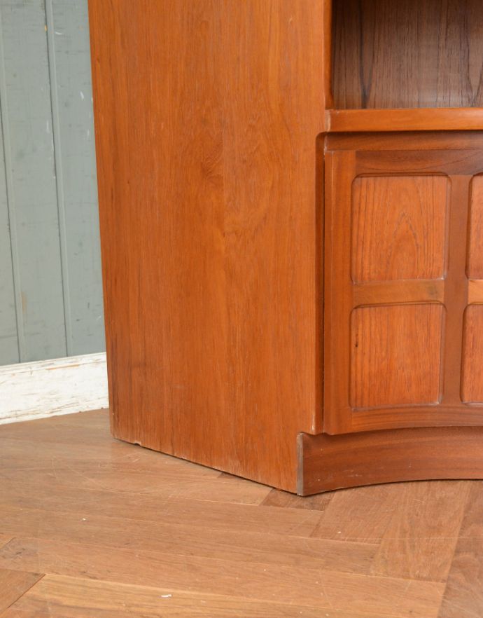 アンティークのキャビネット アンティーク家具 収納たっぷりのヴィンテージ家具、ネイサンのコーナーシェルフ。しっかりキャビネットを支えます。(x-845-f)