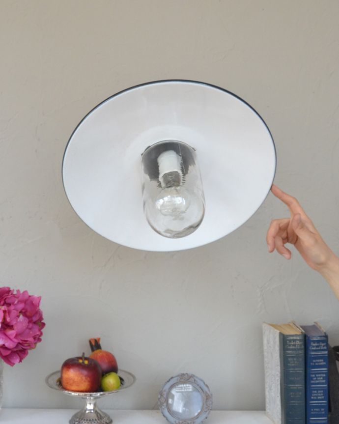 壁付けブラケット　照明・ライティング　フランスの黒いアンティークデッキランプ、ポーチライト(外灯）（E26球付）。とことんオシャレにこだわりたいあなたにオススメ！個性を出したい方にオススメです。(x-845-z)