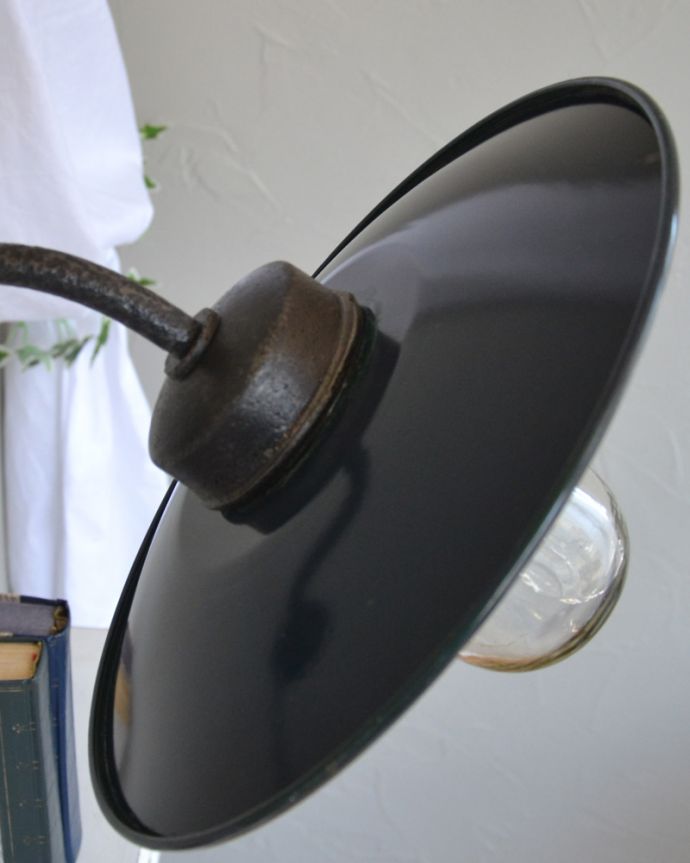 壁付けブラケット　照明・ライティング　フランスの黒いアンティークデッキランプ、ポーチライト(外灯）（E26球付）。かっこいいブラックカラーのシェードです。(x-845-z)