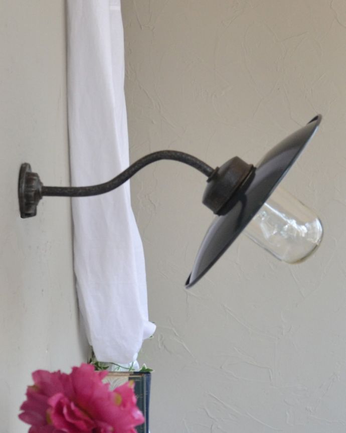 壁付けブラケット　照明・ライティング　フランスの黒いアンティークデッキランプ、ポーチライト(外灯）（E26球付）。横から見ても絵になるデザインです。(x-845-z)