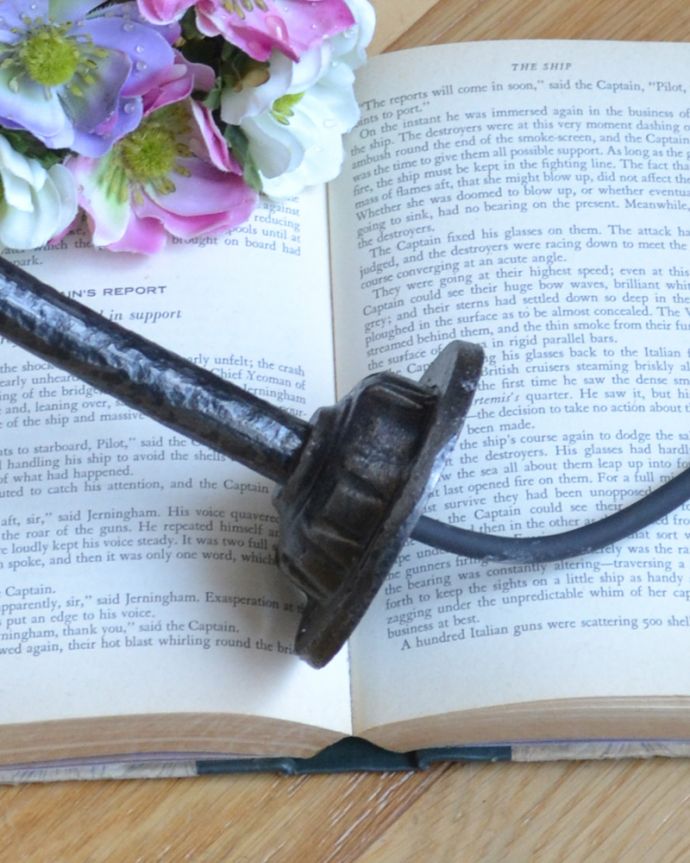 壁付けブラケット　照明・ライティング　フランスの黒いアンティークデッキランプ、ポーチライト(外灯）（E26球付）。※配線に直結するので、電気屋さんによる取り付け工事が必要です。(x-845-z)