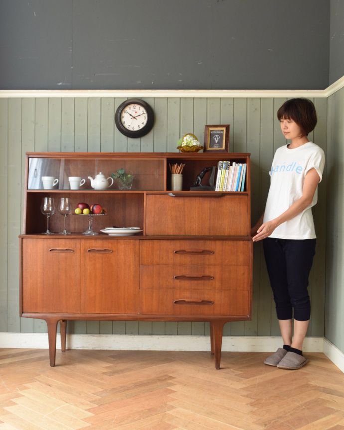 アンティークのキャビネット　アンティーク家具　北欧テイストの家具、JENTIQUE社のヴィンテージサイドボード（カップボード）。スッキリとかっこいいデザインが特徴のサイドボード。(x-846-f)