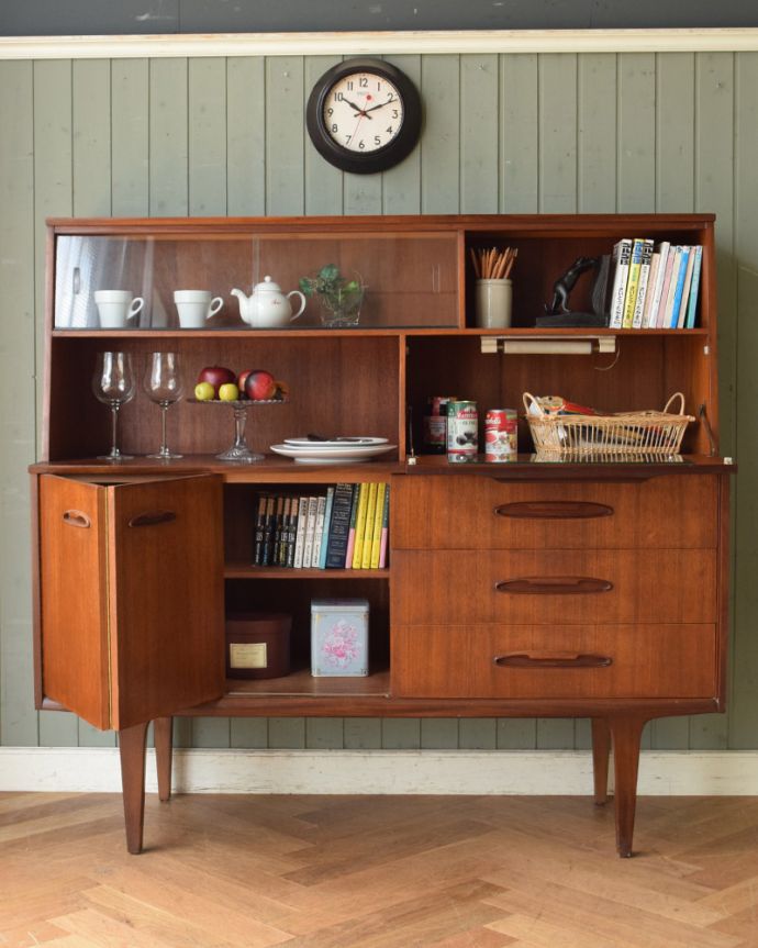 アンティークのキャビネット　アンティーク家具　北欧テイストの家具、JENTIQUE社のヴィンテージサイドボード（カップボード）。扉の奥はたっぷり収納。(x-846-f)