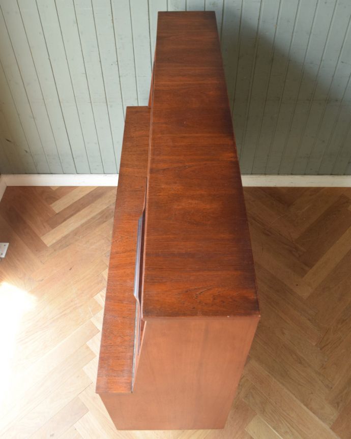 アンティークのキャビネット　アンティーク家具　北欧テイストの家具、JENTIQUE社のヴィンテージサイドボード（カップボード）。天板もキレイに塗装を仕上げました。(x-846-f)