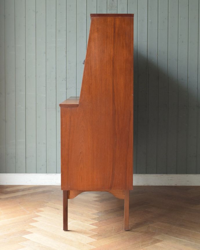 アンティークのキャビネット　アンティーク家具　北欧テイストの家具、JENTIQUE社のヴィンテージサイドボード（カップボード）。サイドから見てもキレイな状態です。(x-846-f)