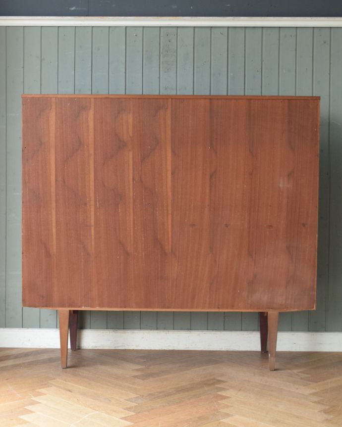 アンティークのキャビネット　アンティーク家具　北欧テイストの家具、JENTIQUE社のヴィンテージサイドボード（カップボード）。きちんとメンテナンスしてあるので、裏側もキレイです。(x-846-f)