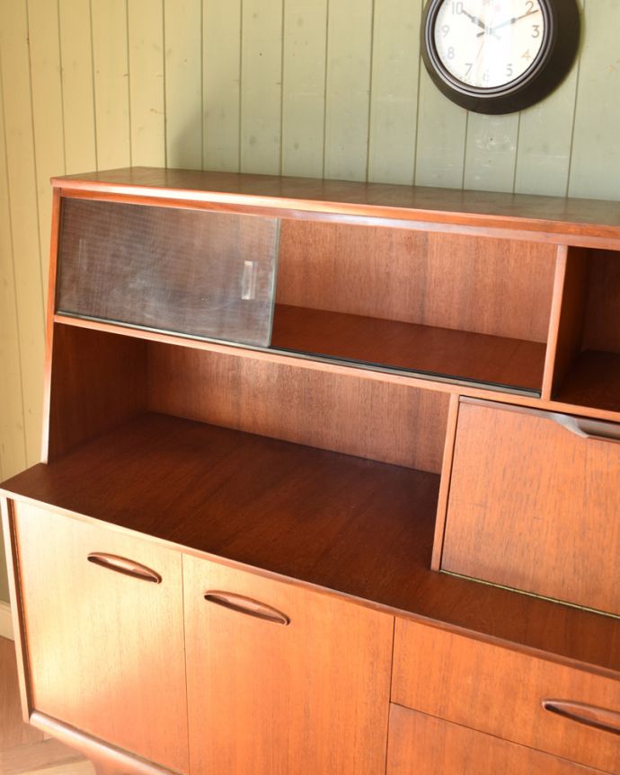 アンティークのキャビネット　アンティーク家具　北欧テイストの家具、JENTIQUE社のヴィンテージサイドボード（カップボード）。オープン棚は、ペン立てやメモ、携帯置きに使いつつ、ディスプレイも楽しめる広さが嬉しいです。(x-846-f)