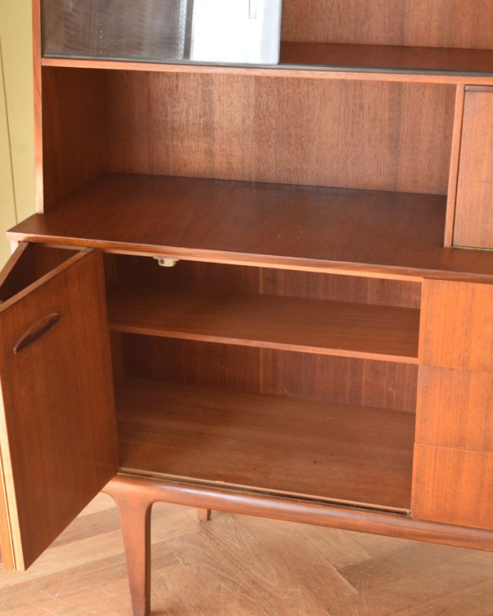 アンティークのキャビネット　アンティーク家具　北欧テイストの家具、JENTIQUE社のヴィンテージサイドボード（カップボード）。下にもたっぷりの収納スペースがあります。(x-846-f)