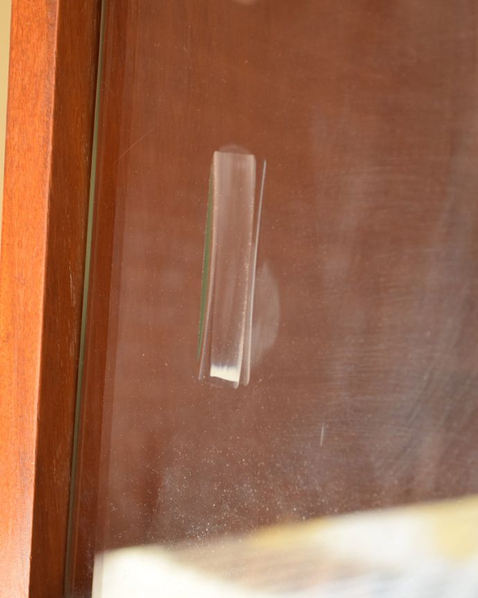 アンティークのキャビネット　アンティーク家具　北欧テイストの家具、JENTIQUE社のヴィンテージサイドボード（カップボード）。ガラスの引き戸は、彫り取っ手になっています。(x-846-f)