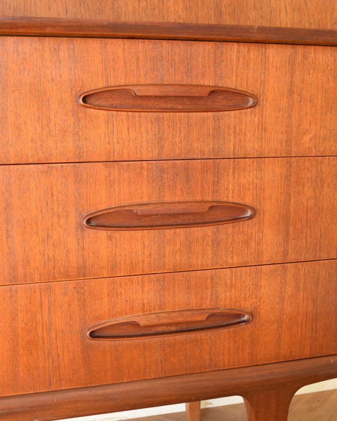 アンティークのキャビネット　アンティーク家具　北欧テイストの家具、JENTIQUE社のヴィンテージサイドボード（カップボード）。お洒落でいて、使い勝手がいいのが人気の秘密です。(x-846-f)