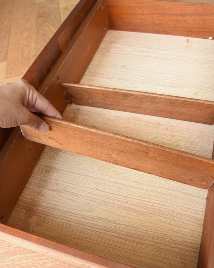 アンティークのキャビネット　アンティーク家具　北欧テイストの家具、JENTIQUE社のヴィンテージサイドボード（カップボード）。引き出しの最上段の仕切り板は取り外しできます。(x-846-f)