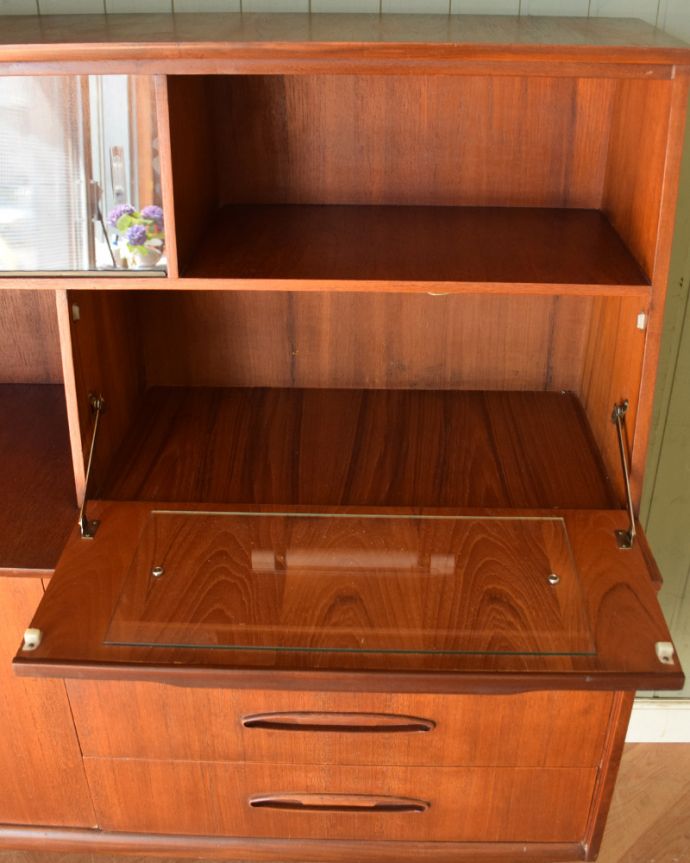 アンティークのキャビネット　アンティーク家具　北欧テイストの家具、JENTIQUE社のヴィンテージサイドボード（カップボード）。向かって右の扉を開くと、カウンターテーブルのように使うことができます。(x-846-f)