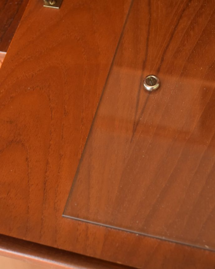 アンティークのキャビネット　アンティーク家具　北欧テイストの家具、JENTIQUE社のヴィンテージサイドボード（カップボード）。デスクにはガラス板が貼ってあるので、コップなどを置いたときもお手入れしやすいです。(x-846-f)