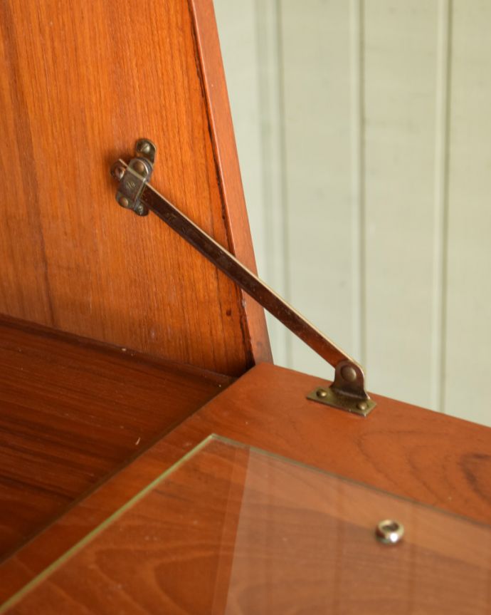 アンティークのキャビネット　アンティーク家具　北欧テイストの家具、JENTIQUE社のヴィンテージサイドボード（カップボード）。しっかりとステーで固定されていますのでご安心ください。(x-846-f)