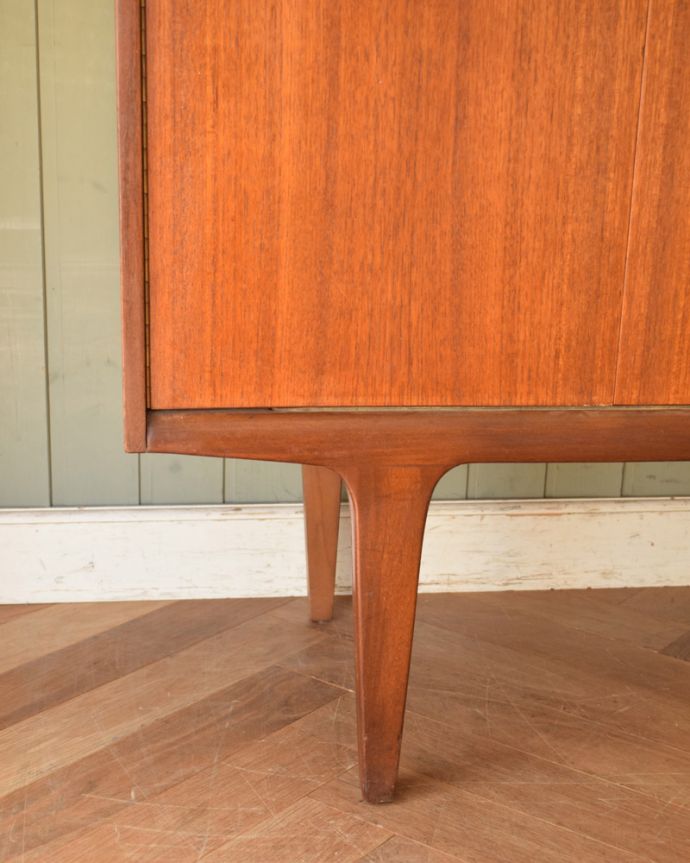 アンティークのキャビネット　アンティーク家具　北欧テイストの家具、JENTIQUE社のヴィンテージサイドボード（カップボード）。きちんと支えます。(x-846-f)