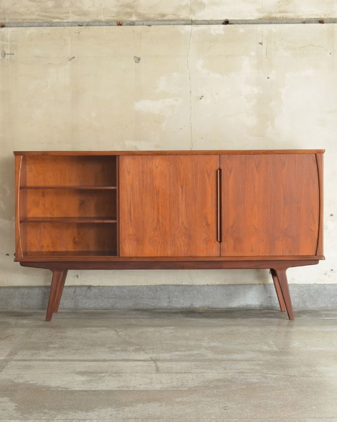 北欧キャビネット　アンティーク家具　北欧スタイルに似合うイギリスのアンティーク家具、引き戸式のヴィンテージサイドボード。扉の奥はたっぷり収納。(x-847-f)