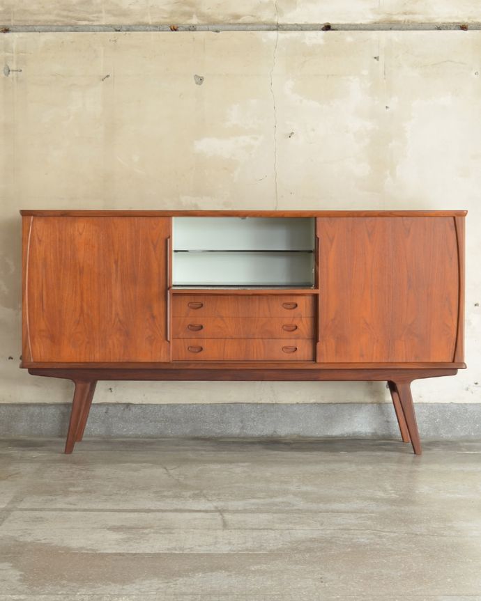 北欧キャビネット　アンティーク家具　北欧スタイルに似合うイギリスのアンティーク家具、引き戸式のヴィンテージサイドボード。中央の扉の棚板は、食器やオブジェをディスプレイしても美しく魅せてくれます。(x-847-f)