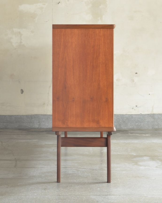 北欧キャビネット　アンティーク家具　北欧スタイルに似合うイギリスのアンティーク家具、引き戸式のヴィンテージサイドボード。サイドから見てもキレイな状態です。(x-847-f)